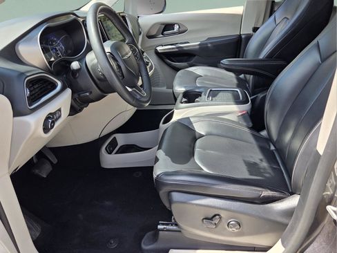 Used 2023 Chrysler Pacifica Touring-L FWD image 10