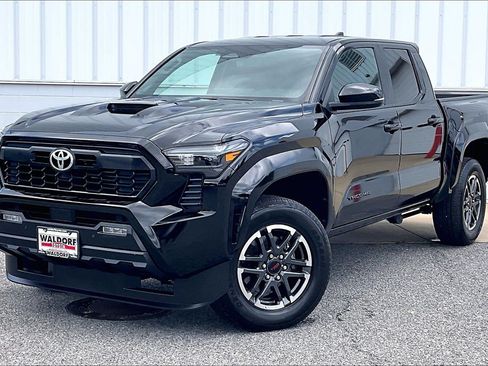 Used 2024 Toyota Tacoma TRD Sport w/ TRD Sport Upgrade Package AWD/4WD image 2