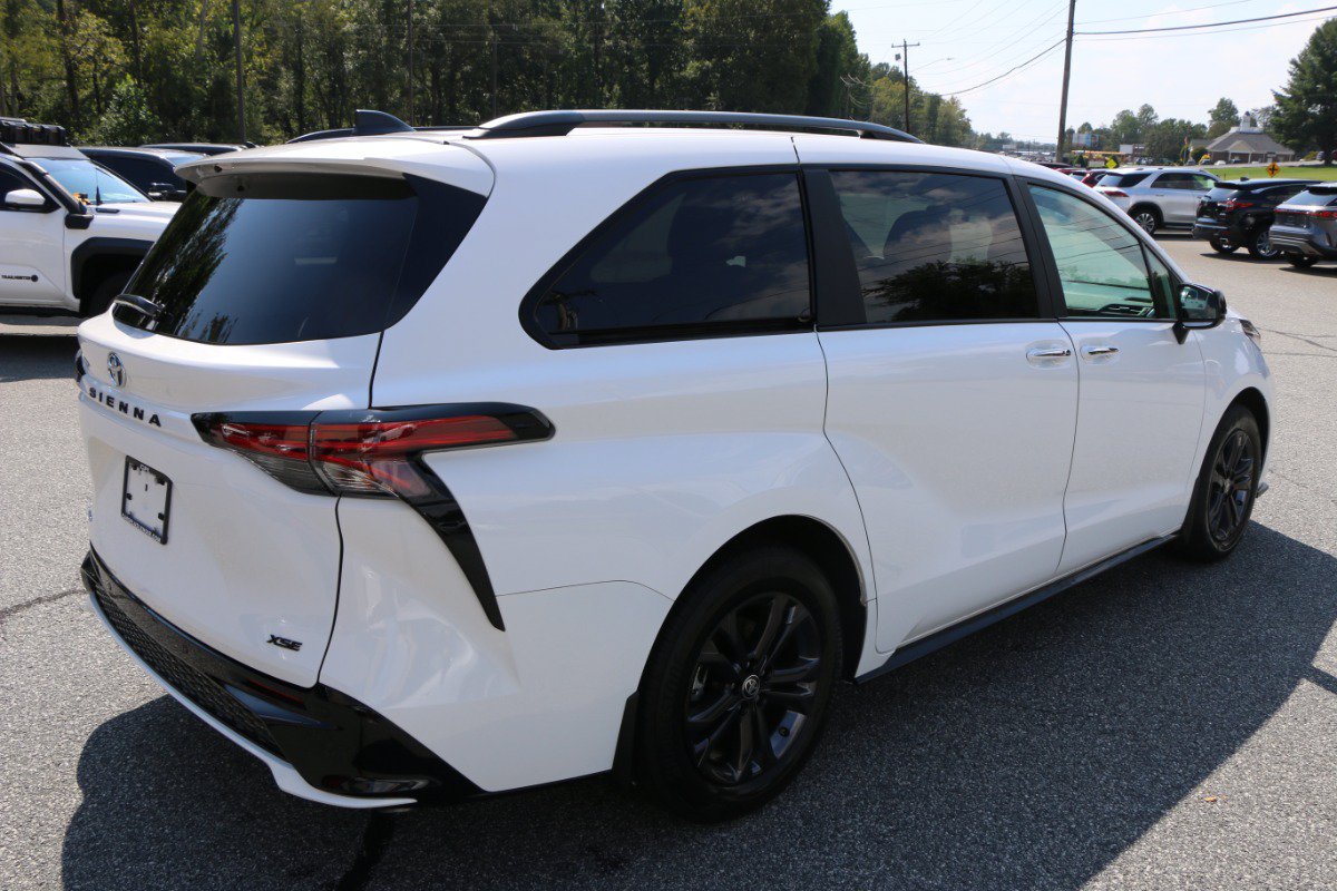 Used 2025 Toyota Sienna XSE AWD/4WD image 8
