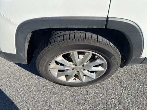 Used 2017 Jeep Cherokee Limited image 7