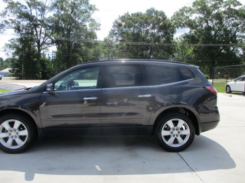 Used 2017 Chevrolet Traverse LT w/ Style and Technology Package FWD image 6
