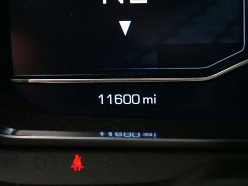 Used 2024 GMC Yukon XL SLT w/ SLT Luxury Package image 9