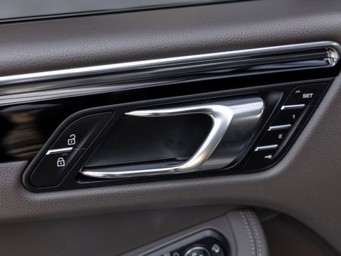 Certified 2025 Porsche Macan AWD/4WD image 22