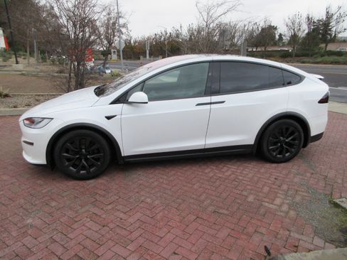 Used 2022 Tesla Model X image 3