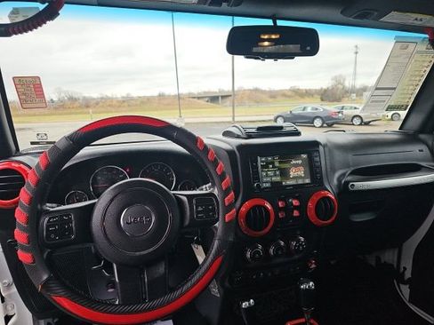 Used 2017 Jeep Wrangler Unlimited Rubicon w/ Connectivity Group image 14