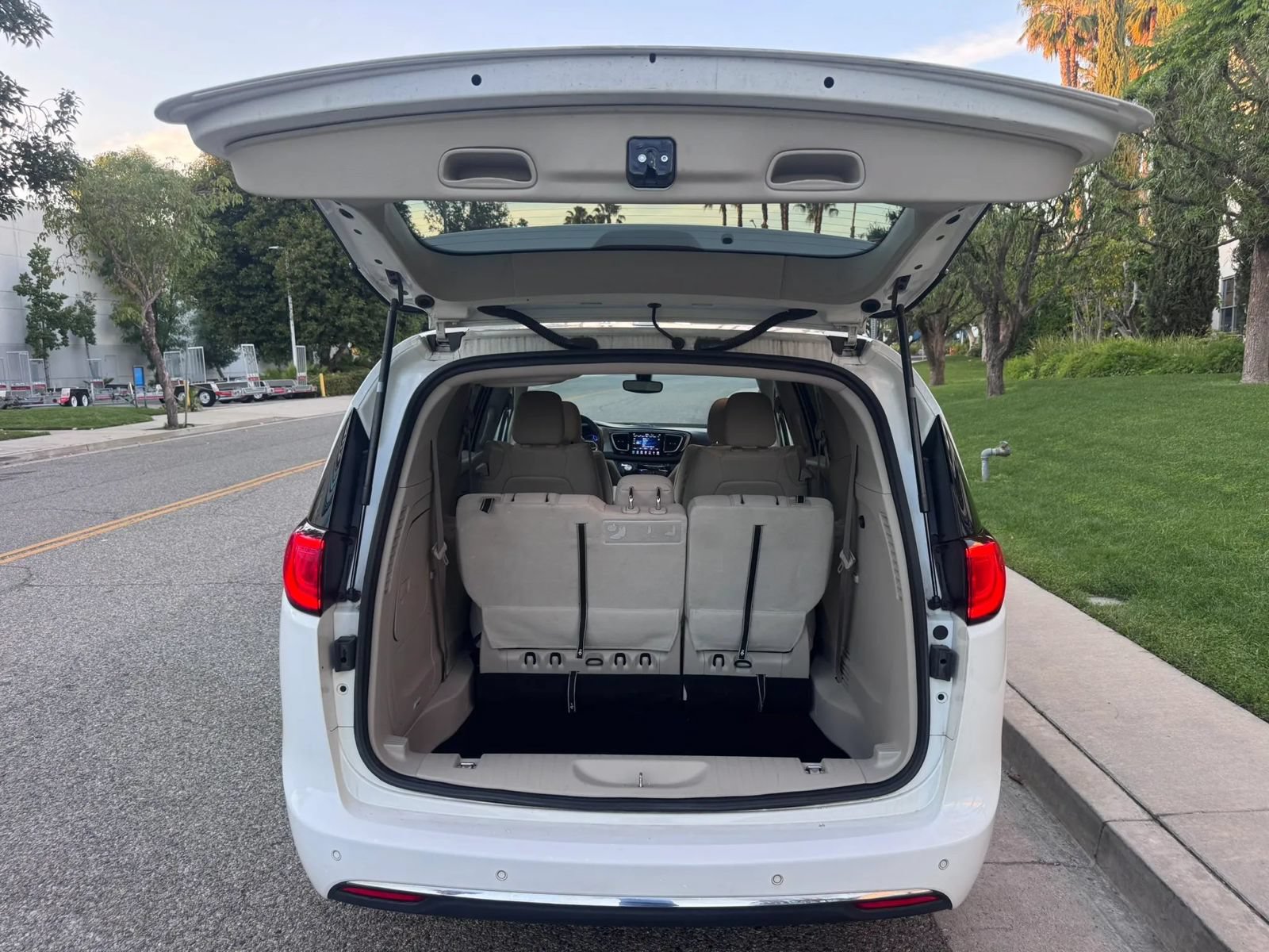 Used 2019 Chrysler Pacifica Touring Plus FWD image 10