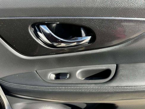 Used 2018 Nissan Rogue SV FWD image 41