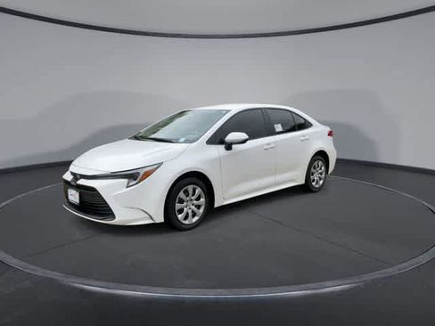 Used 2026 Toyota Corolla LE image 4