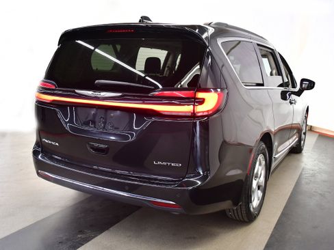 Used 2023 Chrysler Pacifica Limited FWD image 7