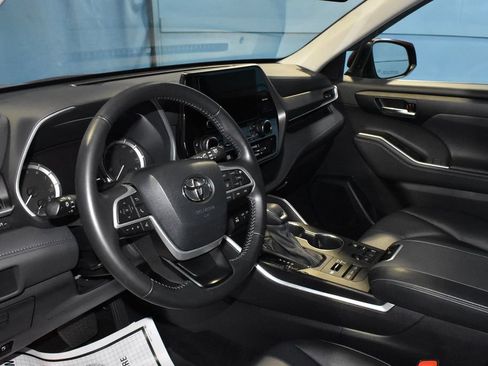 Used 2023 Toyota Highlander XLE AWD/4WD image 2