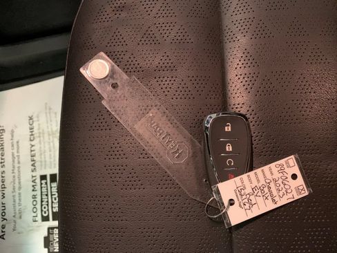 Used 2023 Chevrolet Bolt LT w/ Infotainment Package FWD image 9