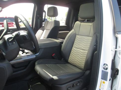 Used 2025 Chevrolet Silverado 2500 ZR2 w/ Technology Package AWD/4WD image 23