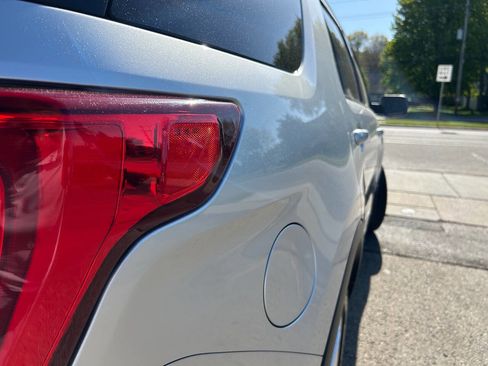 Used 2017 Ford Explorer XLT w/ Equipment Group 202A AWD/4WD image 19