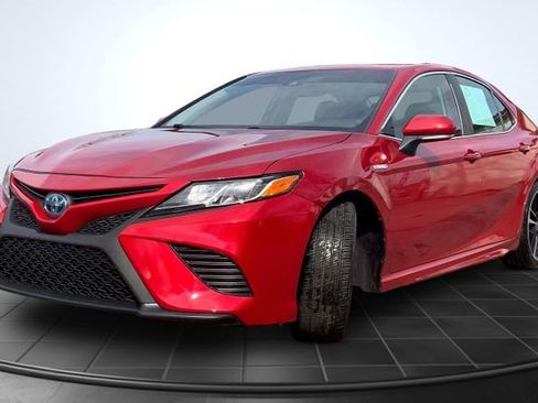 Used 2019 Toyota Camry SE w/ Sunroof Package image 4