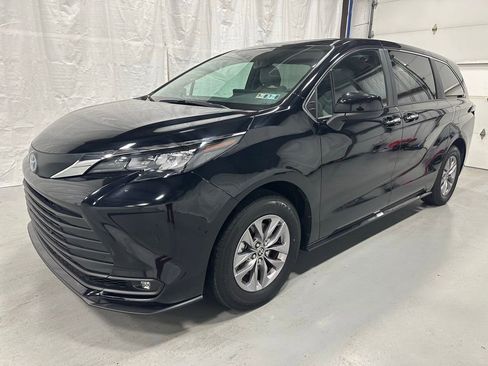 Used 2025 Toyota Sienna XLE image 3