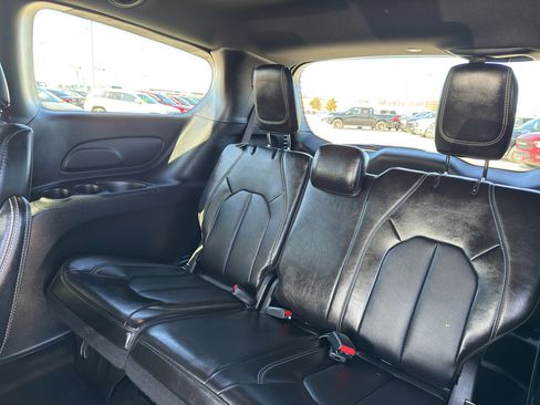 Used 2025 Chrysler Pacifica Select image 34