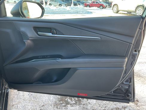 Used 2025 Toyota Camry SE image 11