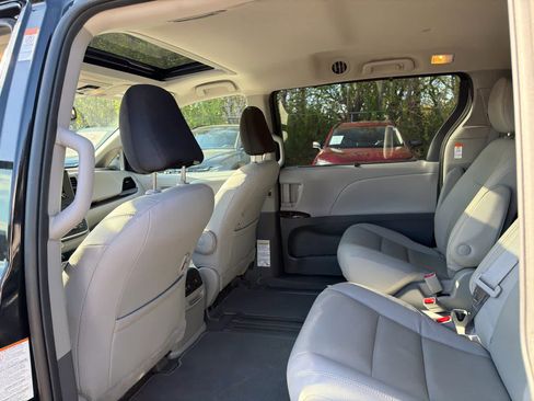 Used 2020 Toyota Sienna XLE w/ Carpet Mat Package FWD image 6