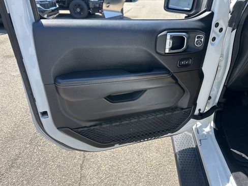 Used 2018 Jeep Wrangler Unlimited Sahara AWD/4WD image 10