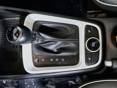 Used 2024 Hyundai Venue Limited FWD image 20