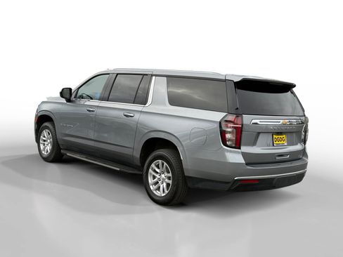 Used 2023 Chevrolet Suburban LT image 3