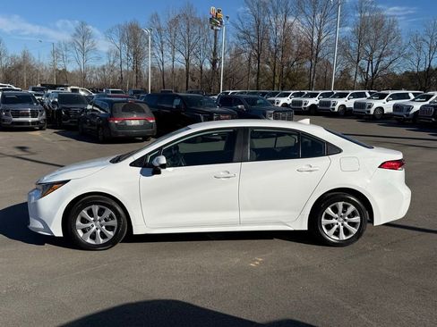 Used 2025 Toyota Corolla LE FWD image 2
