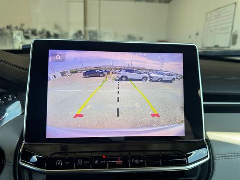 Used 2025 Jeep Compass Limited image 17