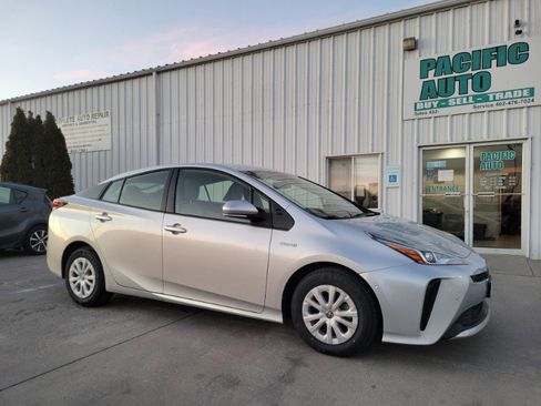 Used 2022 Toyota Prius LE image 10