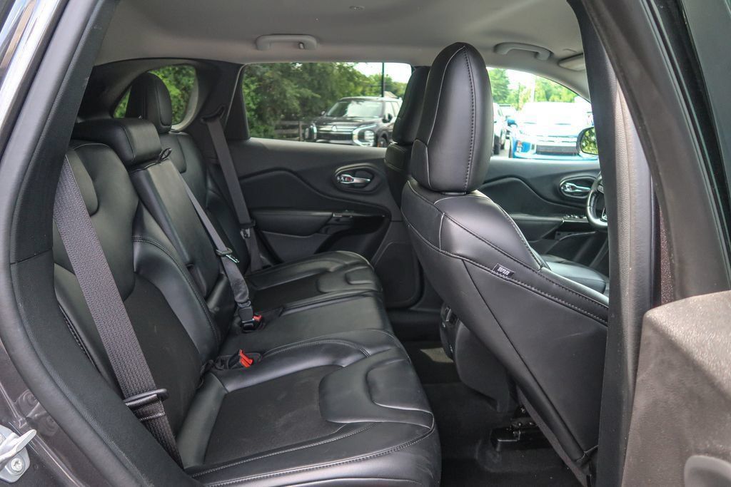 Used 2021 Jeep Cherokee Latitude Plus AWD/4WD image 13