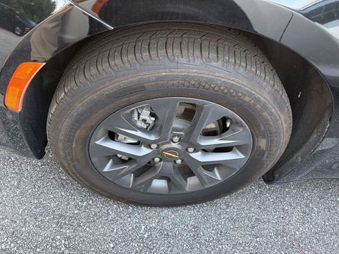 Used 2024 Chrysler Pacifica Limited w/ Uconnect Theater Family Group FWD image 10