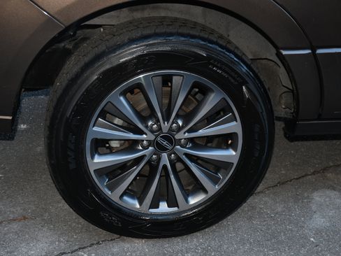 Used 2017 Lincoln Navigator Select image 22