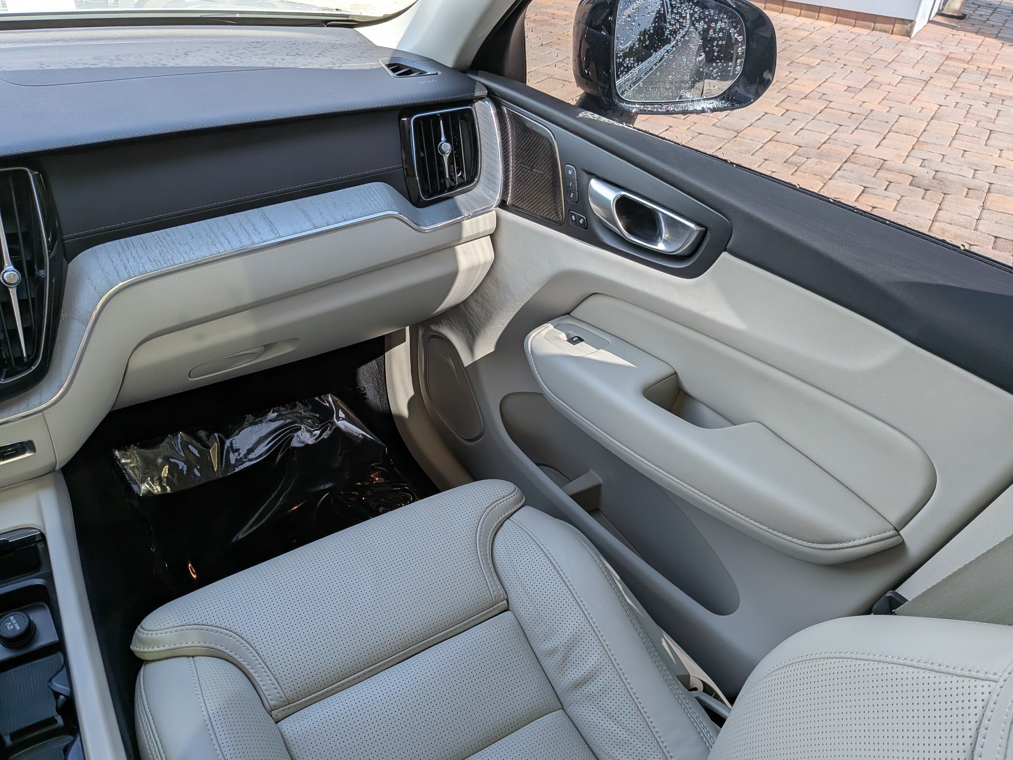 Certified 2024 Volvo XC60 T8 Ultimate w/ Protection Package Premier AWD/4WD image 17