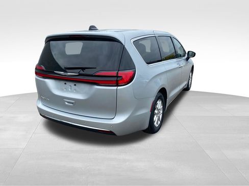 Used 2023 Chrysler Pacifica Touring-L FWD image 7
