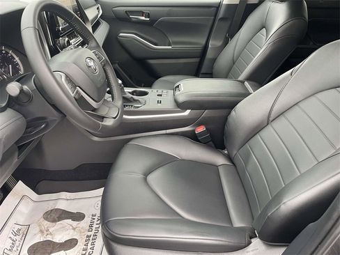 Used 2024 Toyota Highlander XLE image 13