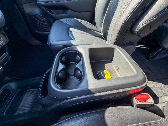 Used 2025 Chrysler Pacifica Select FWD image 18