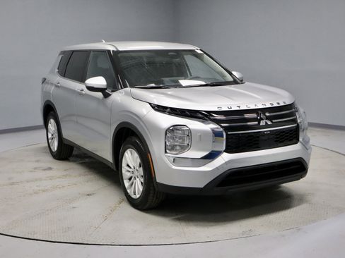 New 2026 Mitsubishi Outlander ES image 2