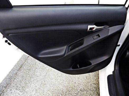Used 2013 Toyota Matrix L FWD image 9