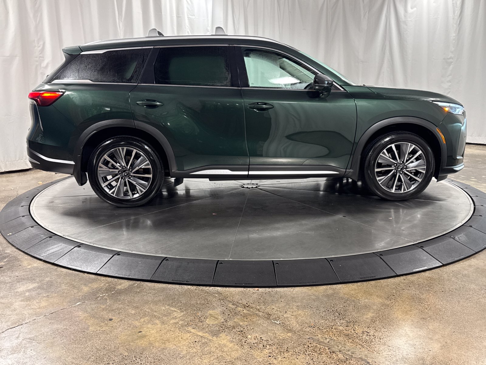 Certified 2026 INFINITI QX60 Luxe w/ Family Package AWD/4WD image 9