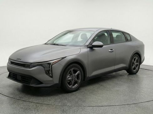 Used 2025 Kia K4 LXS image 3