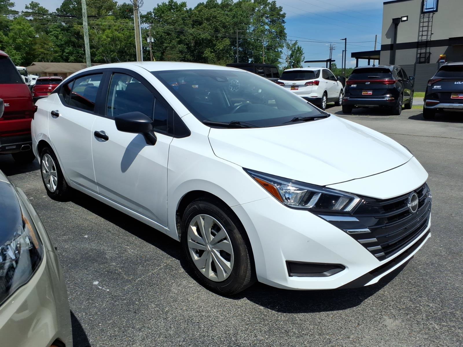 Used 2023 Nissan Versa S FWD image 4