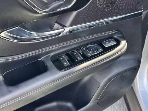Used 2024 Lincoln Corsair AWD image 13