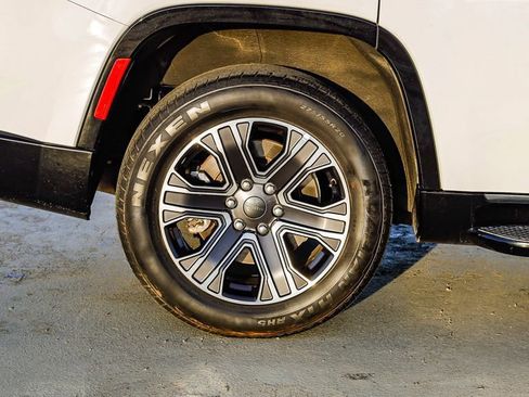 Used 2024 Jeep Wagoneer Series II w/ Flexible Seating Group image 12