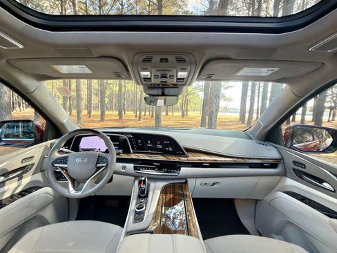 Used 2023 Cadillac Escalade Premium Luxury Platinum image 2