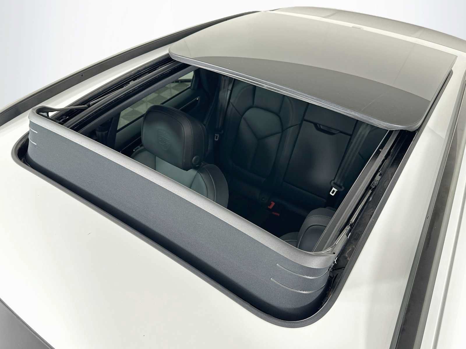 Certified 2026 Porsche Macan AWD/4WD image 22