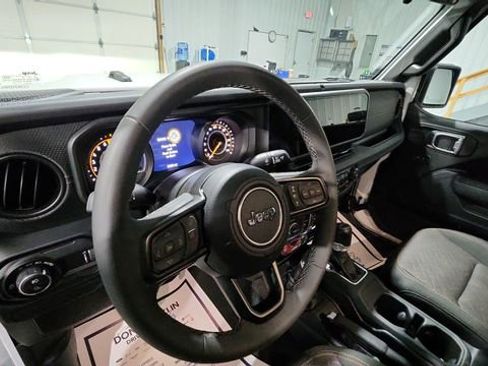 Used 2025 Jeep Gladiator Mojave image 10
