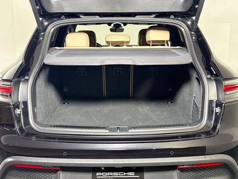 Certified 2024 Porsche Macan AWD/4WD image 26