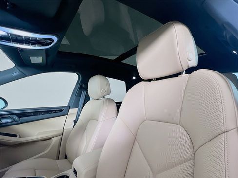 New 2026 Porsche Macan image 14