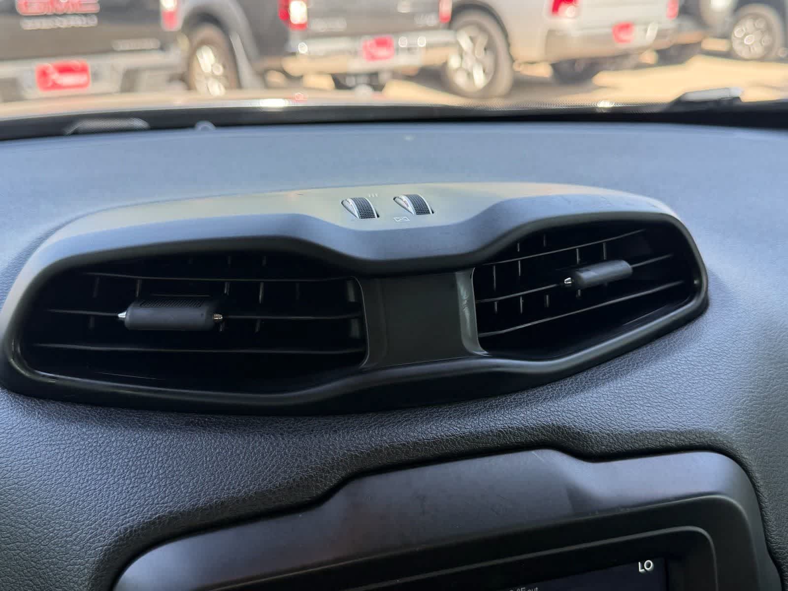 Used 2020 Jeep Renegade Latitude FWD image 27