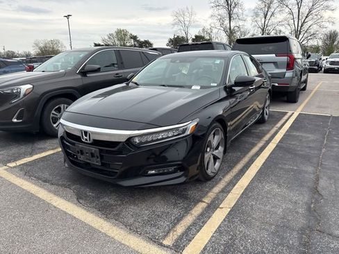 Used 2018 Honda Accord Touring image 2