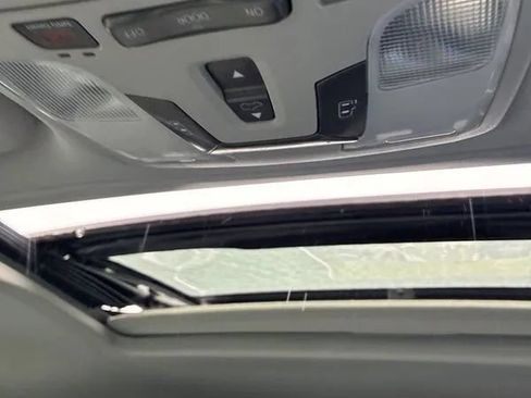 Used 2018 Toyota Sienna XLE w/ XLE Navigation Package FWD image 23